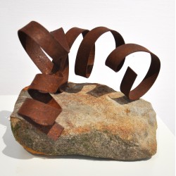 Sculpture Sablonneuse brune & lames - Ariel Elizondo Lizarraga : Pierre et acier - Galerie Arnaud
